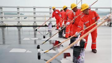 南京仙新路过江通道工程主桥钢桥面喷砂除锈及防水粘结层施工顺利完成